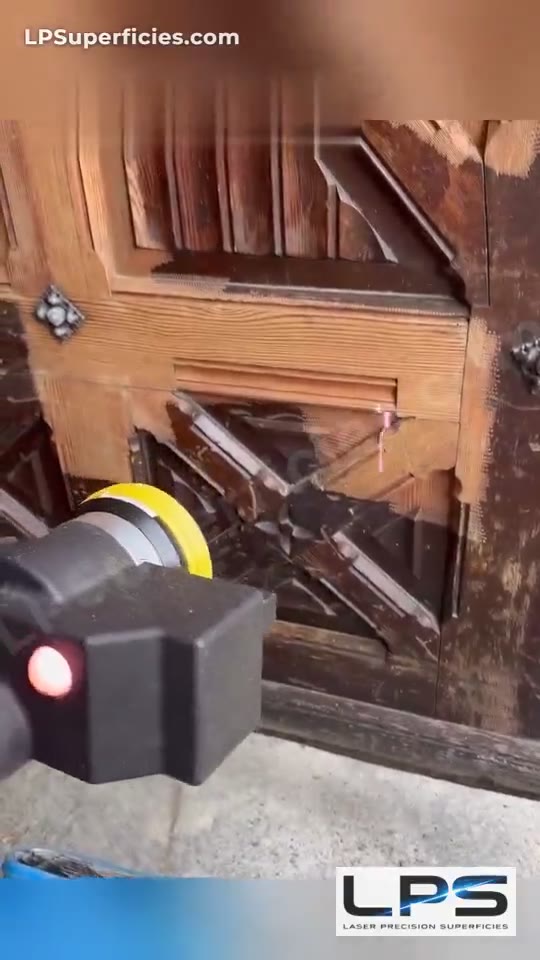 Puerta de madera barnizada antes del tratamiento láser