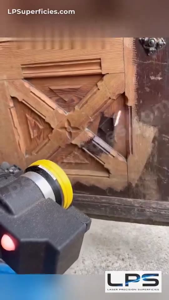 Puerta de madera barnizada después de la prueba con láser