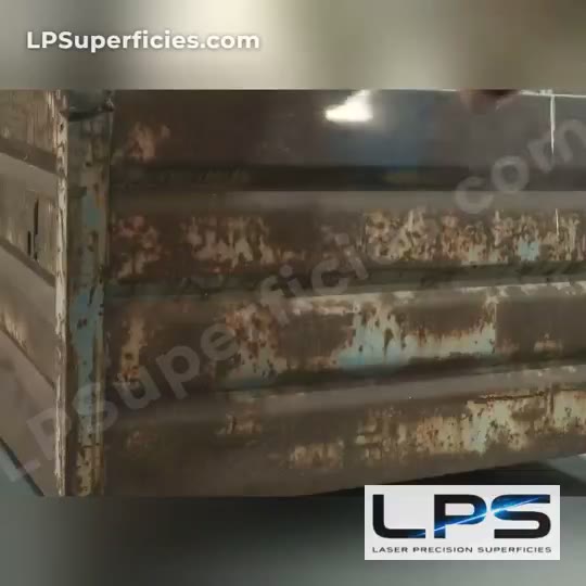 Contenedor con pintura deteriorada antes del tratamiento láser
